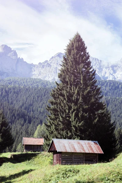 Bela Paisagem Pequena Casa Madeira Nas Montanhas Dolomites Ital — Fotografia de Stock