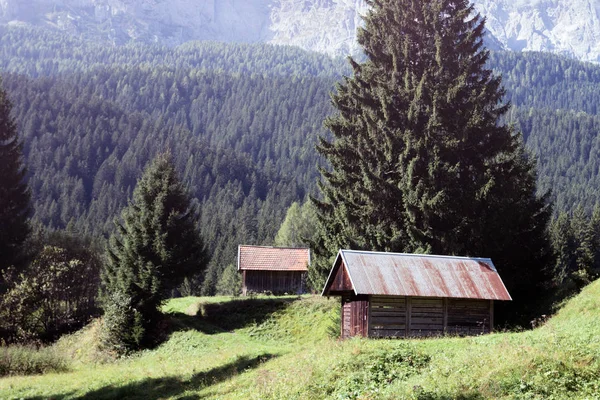 Bela Paisagem Pequena Casa Madeira Nas Montanhas Dolomites Ital — Fotografia de Stock