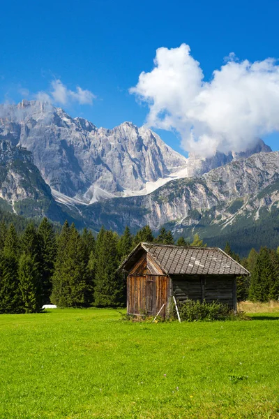 美しい風景と山の中の小さな木の家 ドロミテ アイタル — ストック写真