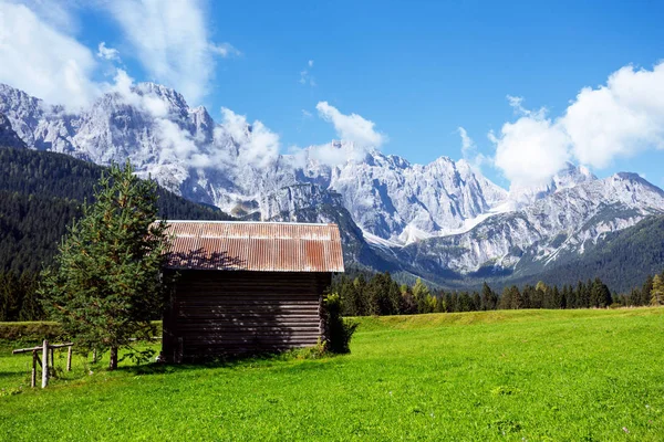 Piękny Krajobraz Mały Drewniany Dom Górach Dolomity Ital — Zdjęcie stockowe