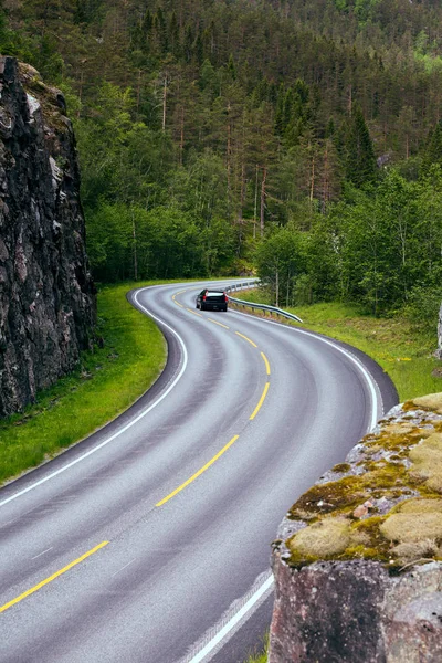 Bela Estrada Ventosa Nas Montanhas Norwegian Norwa — Fotografia de Stock