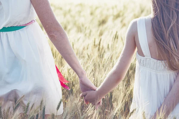 Frohen Sommer Und Urlaub Familie Mutter Mit Tochter Hält Hand — Stockfoto