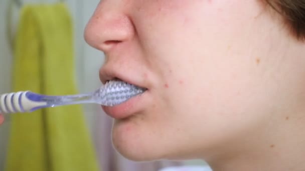 Adolescente chica limpieza sus dientes — Vídeos de Stock