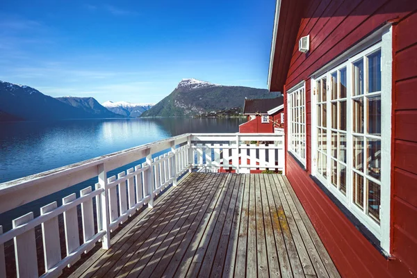 Noorse Met Terras Huis Met Bergen Een Waterval Achtergrond Norwa — Stockfoto