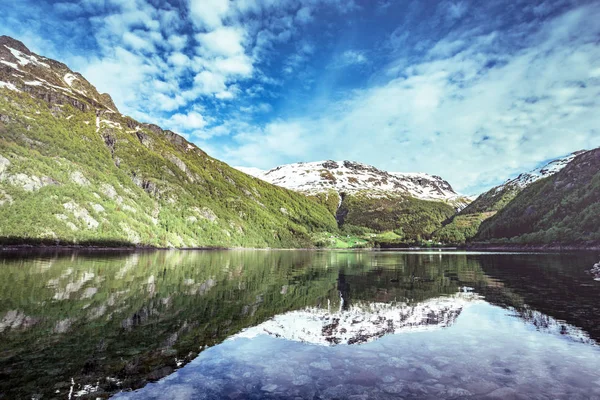 Hermoso Paisaje Noruego Montañas Nieve Reflejo Wate —  Fotos de Stock