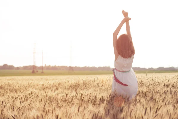 Счастливого Лета Свободы Красивая Девушка Пшеничном Поле Солнечной — стоковое фото