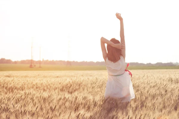 Mutlu Yaz Özgürlük Güneşli Bir Buğday Sahada Güzel Kız — Stok fotoğraf