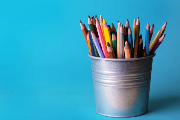 Mavi Bir Sırt Grubunda Renkli Kalemlerle Dolu Bir Kova — Stok fotoğraf