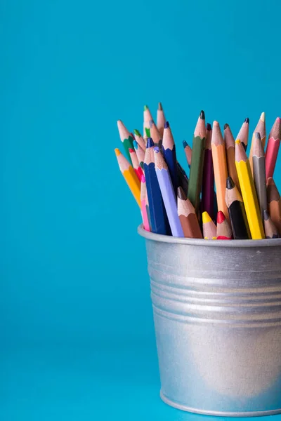 Mavi Bir Sırt Grubunda Renkli Kalemlerle Dolu Bir Kova — Stok fotoğraf