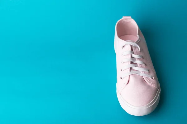 Rosa Sneakers Blå Backgroun — Stockfoto