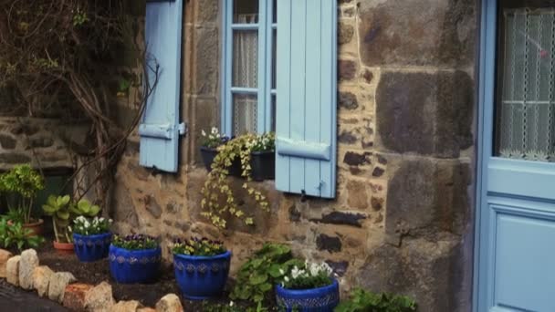 Типичный Французский Бретонский Каменный Фасад Красочными Окнами Дверями Brittany France — стоковое видео