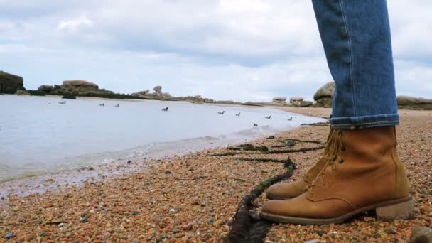 Botas Senderismo Mujer Hermosa Una Orilla Del Mar — Vídeos de Stock