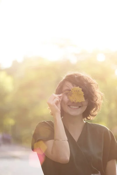 Portret Van Een Mooi Gelukkig Lachend Meisje Outdoor Autum — Stockfoto