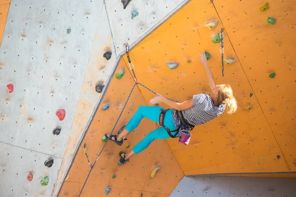 Bouldering Ανεβαίνοντας Wal Κορίτσι — Φωτογραφία Αρχείου