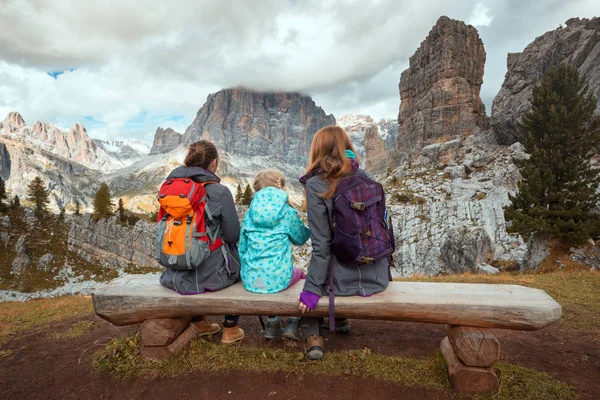 Rodina Matka Dvě Sestry Dívky Turisty Pohoří Dolomity Itálie Cinque — Stock fotografie