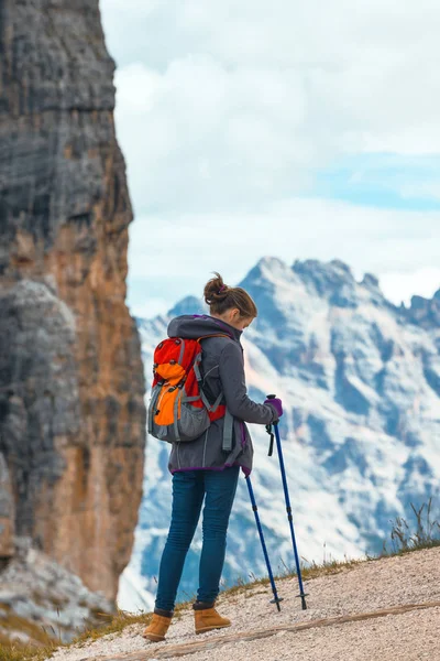 Chica Excursionista Las Montañas Dolomitas Italia Cinque Torr —  Fotos de Stock