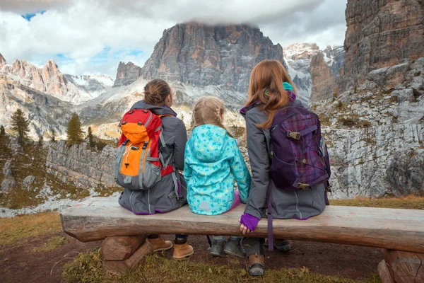 妈妈和两个姐妹女孩徒步旅行者在山间白云岩 意大利 — 图库照片
