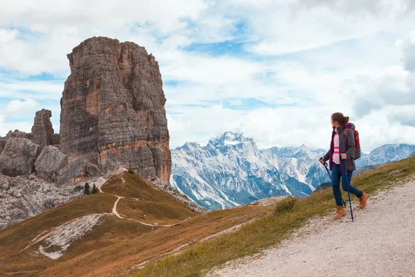 Kız Uzun Yürüyüşe Çıkan Kimse Dağlar Dolomites Talya Cinque Torr — Stok fotoğraf