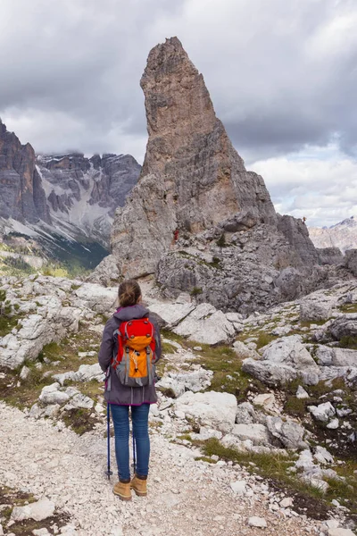 Flicka Hiker Bergskedjan Dolomiterna Italien Cinque Torr — Stockfoto