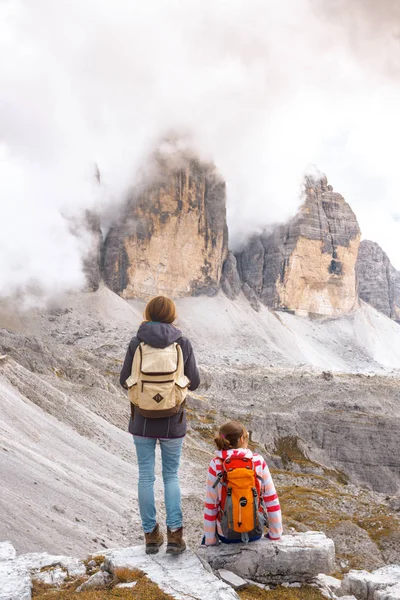 Две Девушки Отдыхают Смотрят Скалы Tre Cime Lavaredo Горы Доломиты — стоковое фото