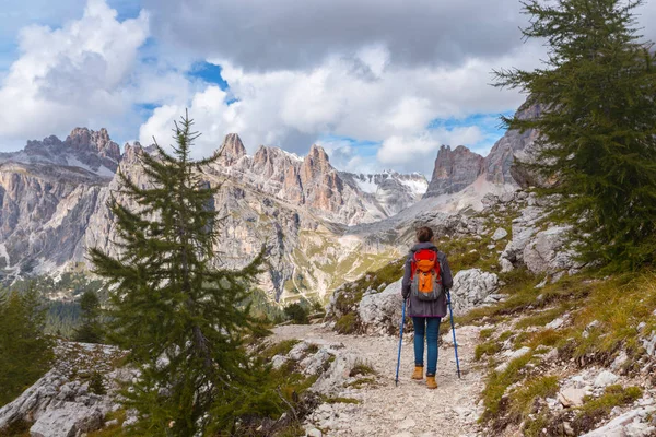 山岳ドロミテ イタリアで女の子ハイカー チンクエ — ストック写真