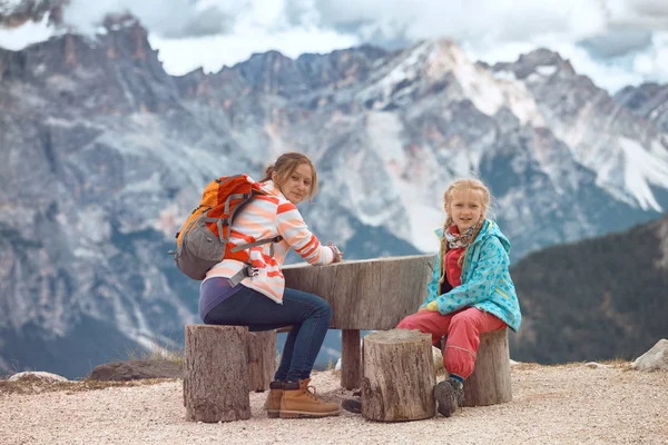 Dos Hermanas Felices Niñas Excursionistas Las Montañas Dolomitas Italia Cinque —  Fotos de Stock