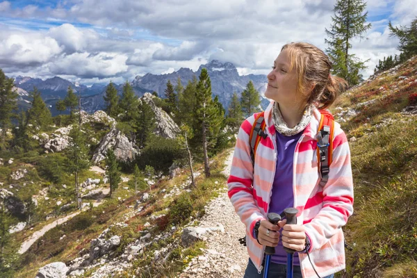 Boldog Mosolygó Lány Túrázó Hegyek Dolomitok Olaszország Cinque Torr — Stock Fotó