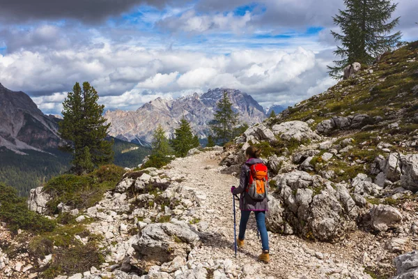 Lány Túrázó Hegyek Dolomitok Olaszország Cinque Torr — Stock Fotó