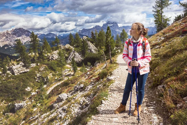 Szczęśliwy Uśmiechający Się Turysta Dziewczyna Góry Dolomity Włochy Cinque Torr — Zdjęcie stockowe