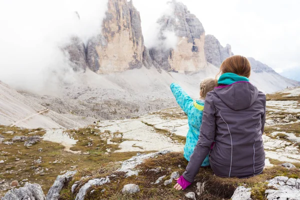 Famiglia Madre Figlia Escursionisti Sulle Dolomiti Italia Vista Delle Tre — Foto Stock