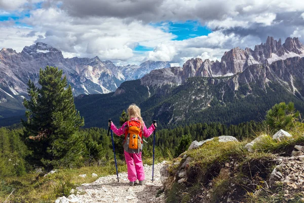 Pequeña Chica Feliz Excursionista Camino Las Montañas Dolomitas Ital — Foto de Stock