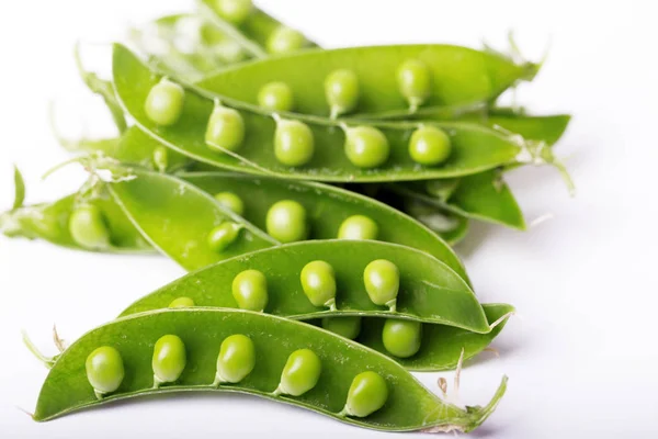 Grüne Erbsen Auf Weißem Hintergrund Rohwürfel — Stockfoto