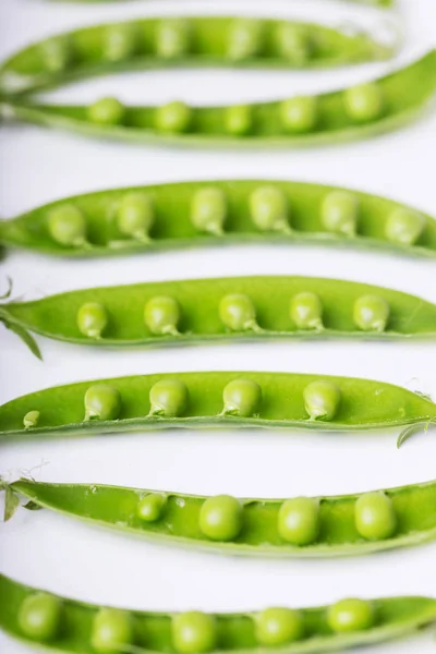 Guisantes Verdes Sobre Fondo Blanco Morir Crudo — Foto de Stock