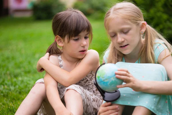 Bambine Belle Fidanzate Seduti Sul Prato Guardare Glob — Foto Stock