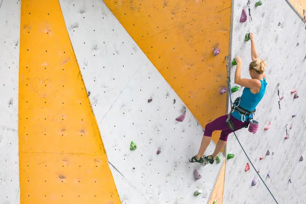 Bouldering Ανεβαίνοντας Wal Κορίτσι — Φωτογραφία Αρχείου