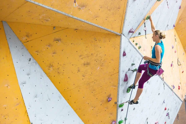 Bouldering Ανεβαίνοντας Wal Κορίτσι — Φωτογραφία Αρχείου