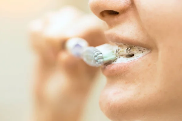 Onun Diş Kapanış Fırçalama Diş Telleri Bir Kızla — Stok fotoğraf