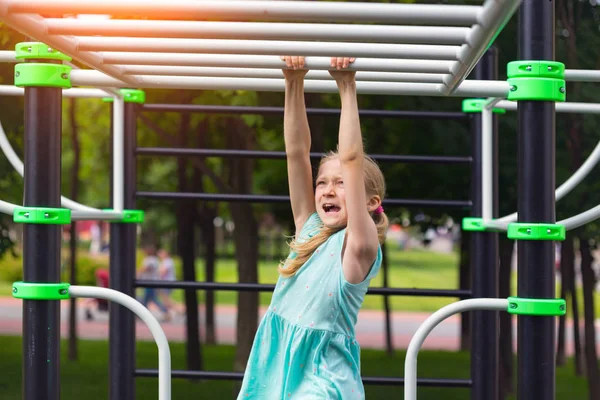 Kinder Urlaub Kleines Mädchen Auf Dem Spielplatz — Stockfoto