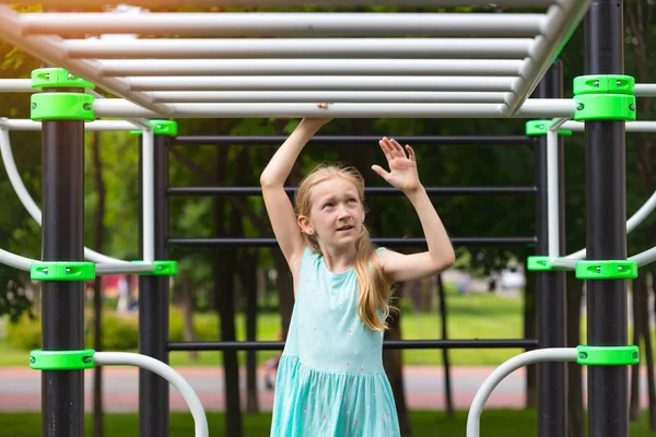 Kinder Urlaub Kleines Mädchen Auf Dem Spielplatz — Stockfoto