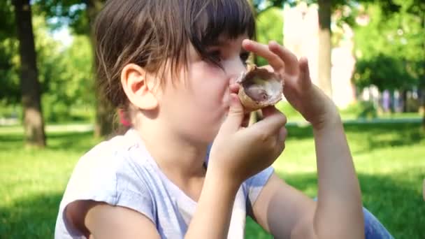 女孩与冰淇淋在公园 — 图库视频影像