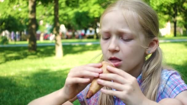 Enfant Fille Avec Crème Glacée Parc — Video