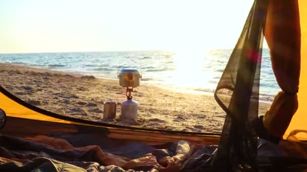 Stormkök Med Matlagning Pan Nära Tält Sandig Strand Vid Tidpunkten — Stockvideo