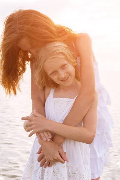 Felice Fine Settimana Riva Mare Mamma Figlia Abiti Bianchi Sul — Foto Stock