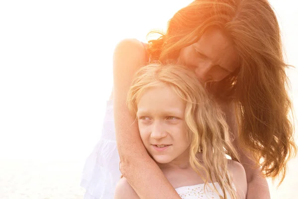 Felice Fine Settimana Riva Mare Mamma Figlia Abiti Bianchi Sul — Foto Stock