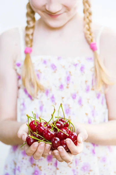 Verão Menina Sorrindo Está Segurando Uma Cereja Vermelha Madura Sua — Fotografia de Stock