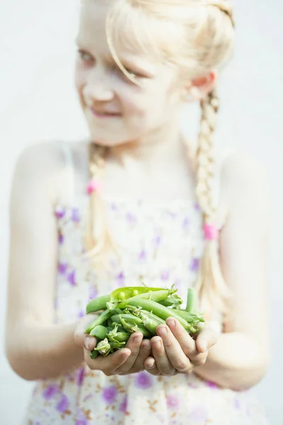 Verão Menina Sorrindo Está Segurando Ervilhas Verdes Sua Mão — Fotografia de Stock