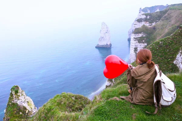 Chica Feliz Con Globo Rojo Forma Corazón Fondo Del Paisaje — Foto de Stock