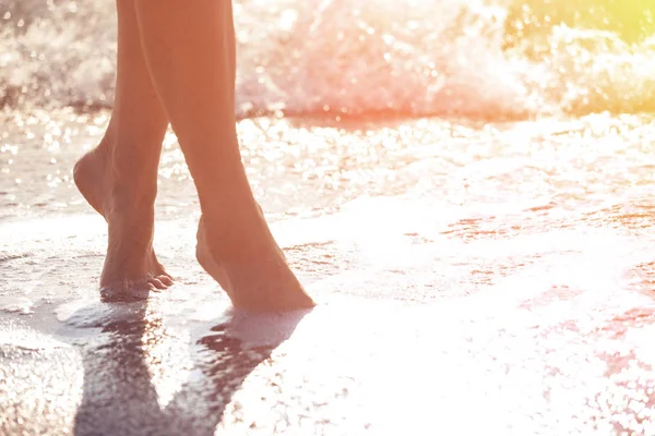 Närbild Ben Ung Kvinna Promenader Längs Våg Havsvatten Och Sand — Stockfoto