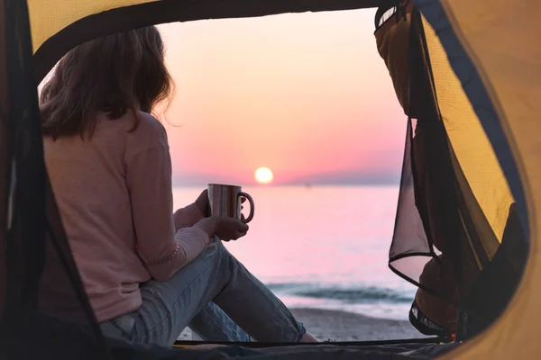 Glückliches Wochenende Meer Mädchen Einem Zelt Strand Morgengrauen Ukrainische Landschaft — Stockfoto