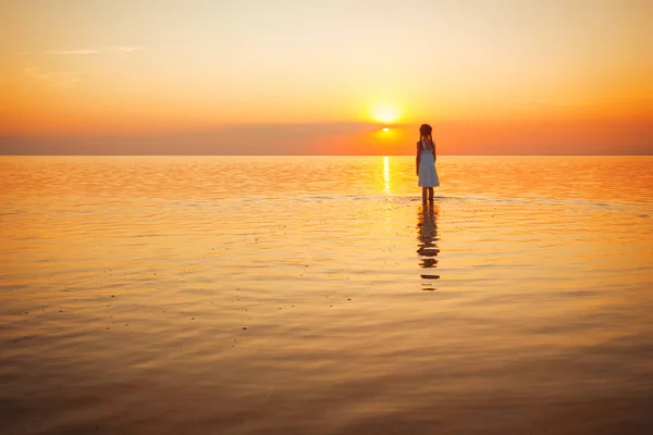 幸せな週末 海で夕日を少女に見えます アゾフ海 Ukrain でウクライナの風景 — ストック写真